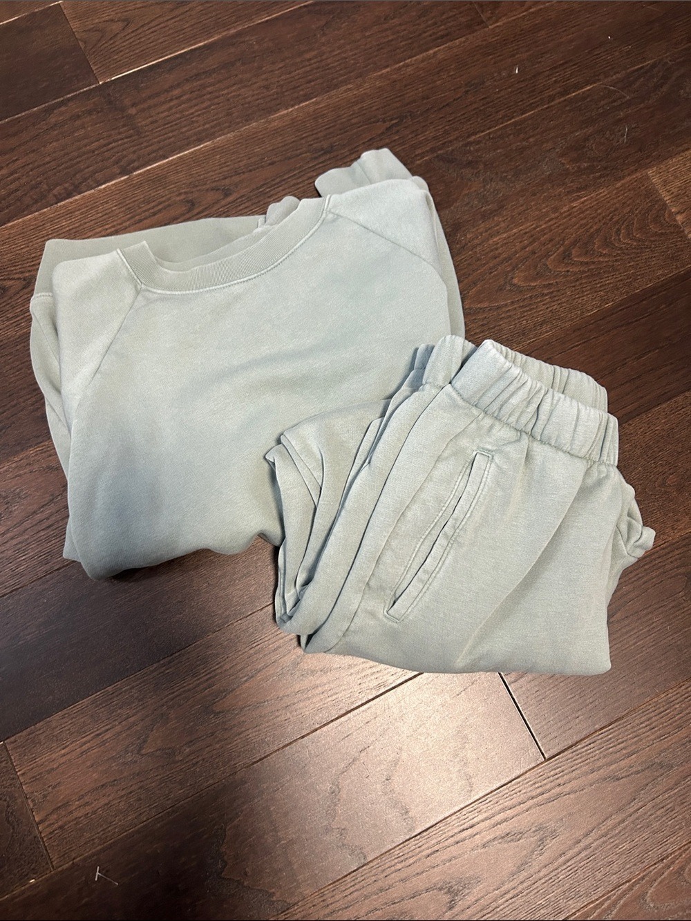 Gap Crewneck Sweatshirt and Joggers Set - Picture 14 of 14